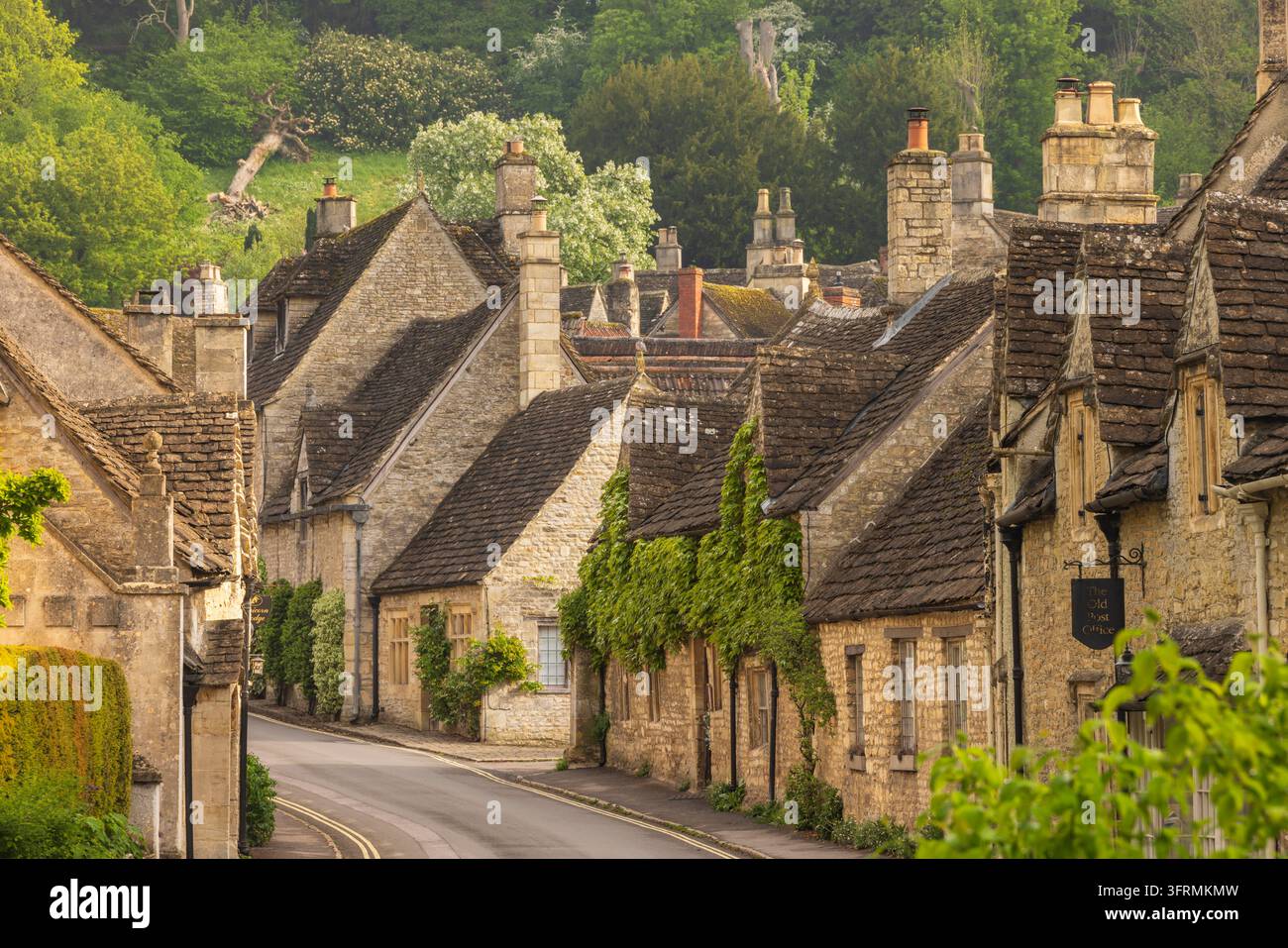 Il villaggio idilliaco di Castle Combe nei Cotswolds, Wiltshire, Inghilterra. Primavera (maggio) 2026. Foto Stock