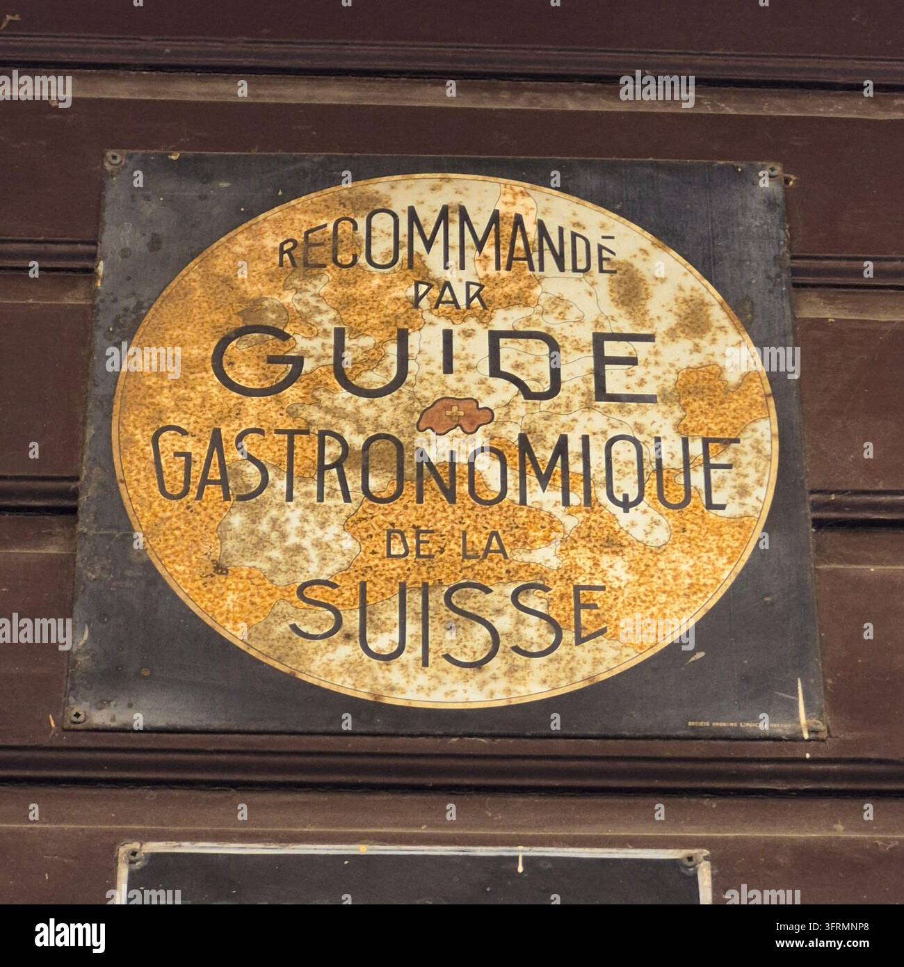 Vintage Raccomandato dalla Guida Gastronomica della Svizzera Placca Smaltata su Legno, Cartello di Raccomandazione della Guida Culinaria Svizzera per Ristoranti Foto Stock