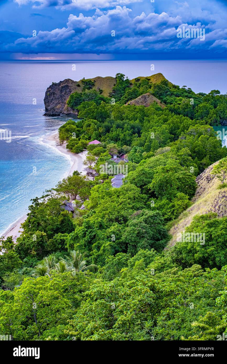Non solo la spiaggia è bella, ma la vista dalla cima dell'isola di Dua Balantak non deve essere persa. Dopo aver scalato la piccola collina su quest'isola Foto Stock
