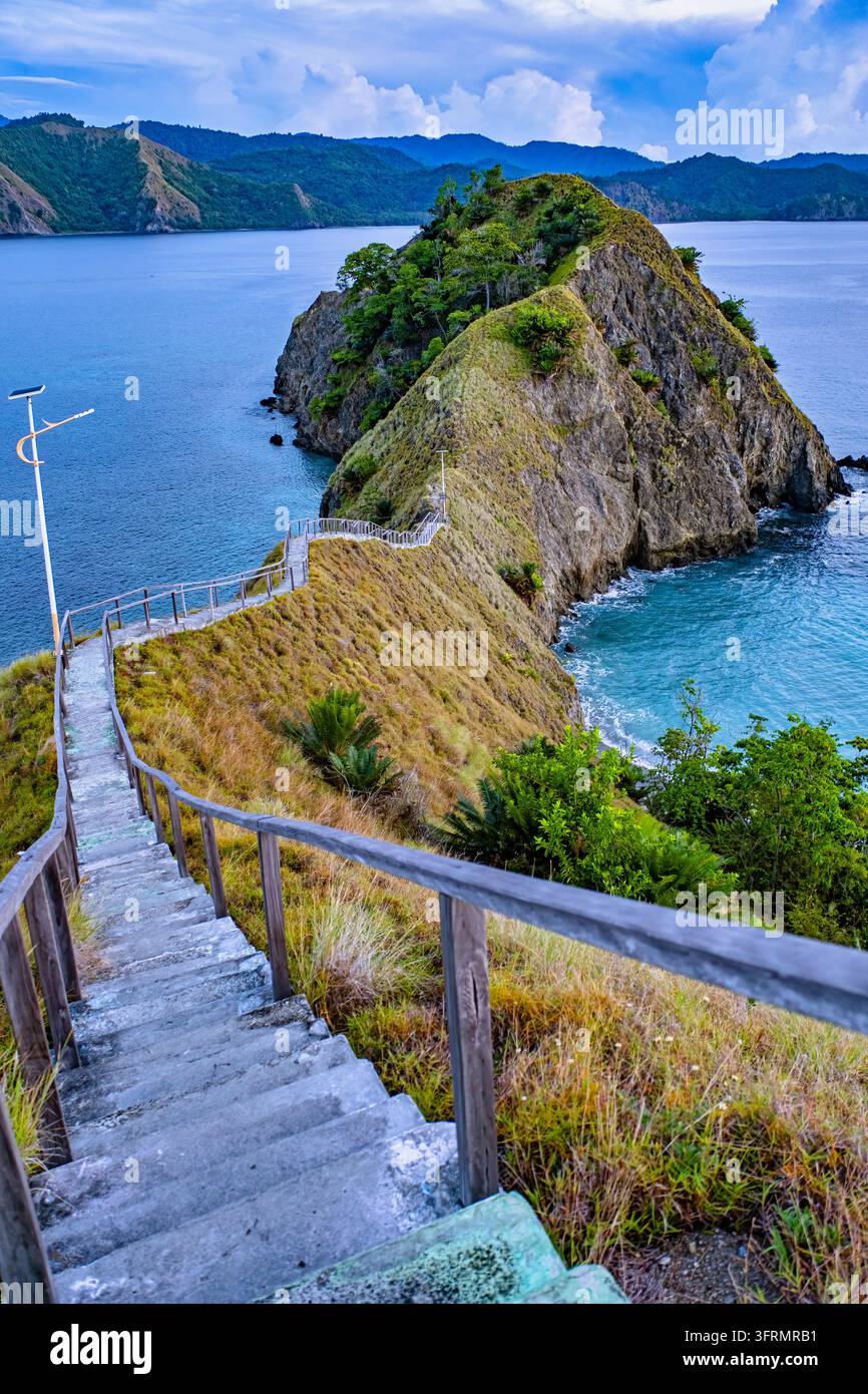 Non solo la spiaggia è bella, ma la vista dalla cima dell'isola di Dua Balantak non deve essere persa. Dopo aver scalato la piccola collina su quest'isola Foto Stock
