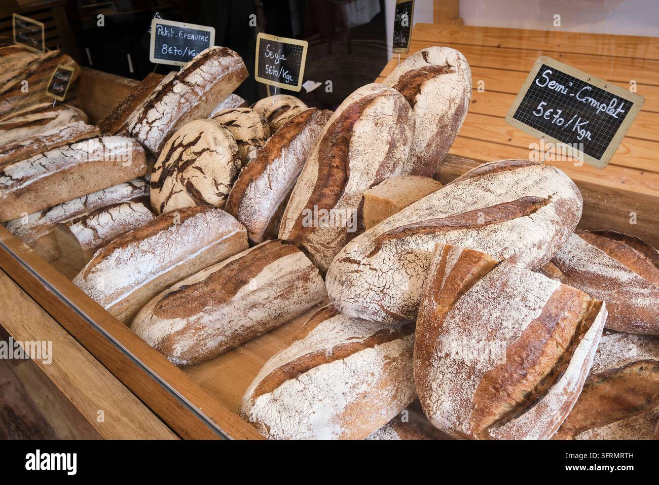 Panini nella panetteria tradizionale Au Fournil des Vignes a Theizé (Francia centro-orientale): piccolo pane di farro, segale e semintegrale Foto Stock