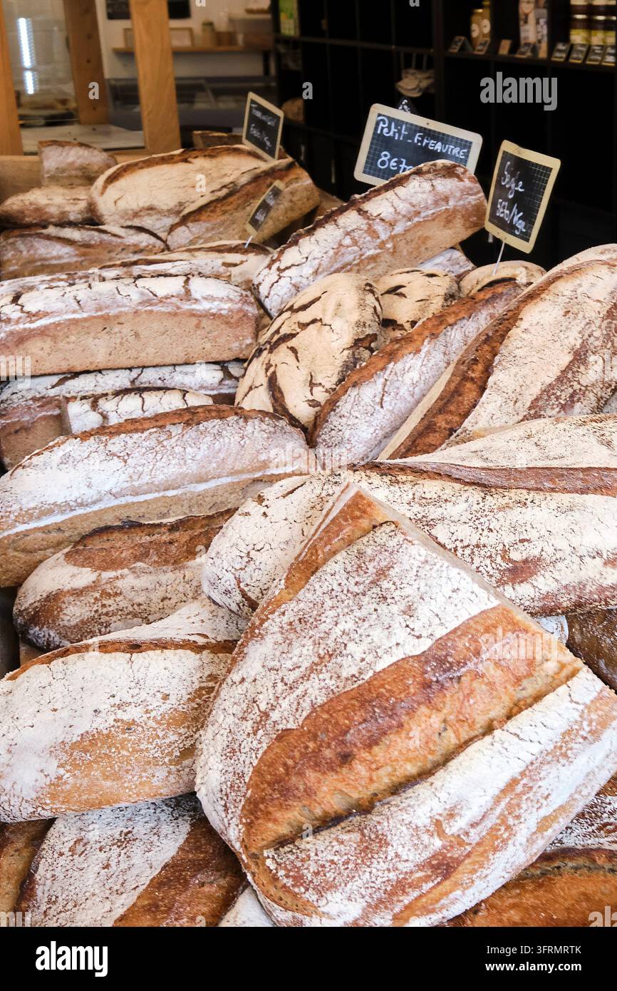 Panini nella panetteria tradizionale Au Fournil des Vignes a Theizé (Francia centro-orientale): piccolo pane di farro, segale e semintegrale Foto Stock