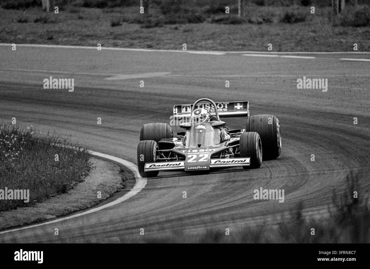 Clay Regazzoni alla guida della vettura n. 22 Tissot Ensign N177 in una curva durante il Gran Premio di Svezia, Scandinavian Raceway, Anderstorp, Svezia, giugno 1977 Foto Stock