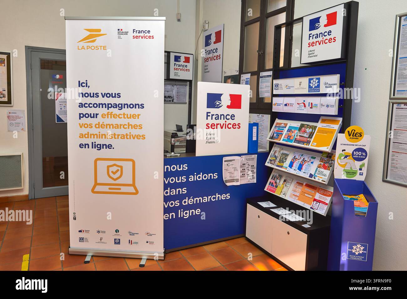 Les Angles (sud della Francia): il centro France Services in un'ala del municipio, un servizio pubblico in un villaggio rurale. I centri France Services pr Foto Stock