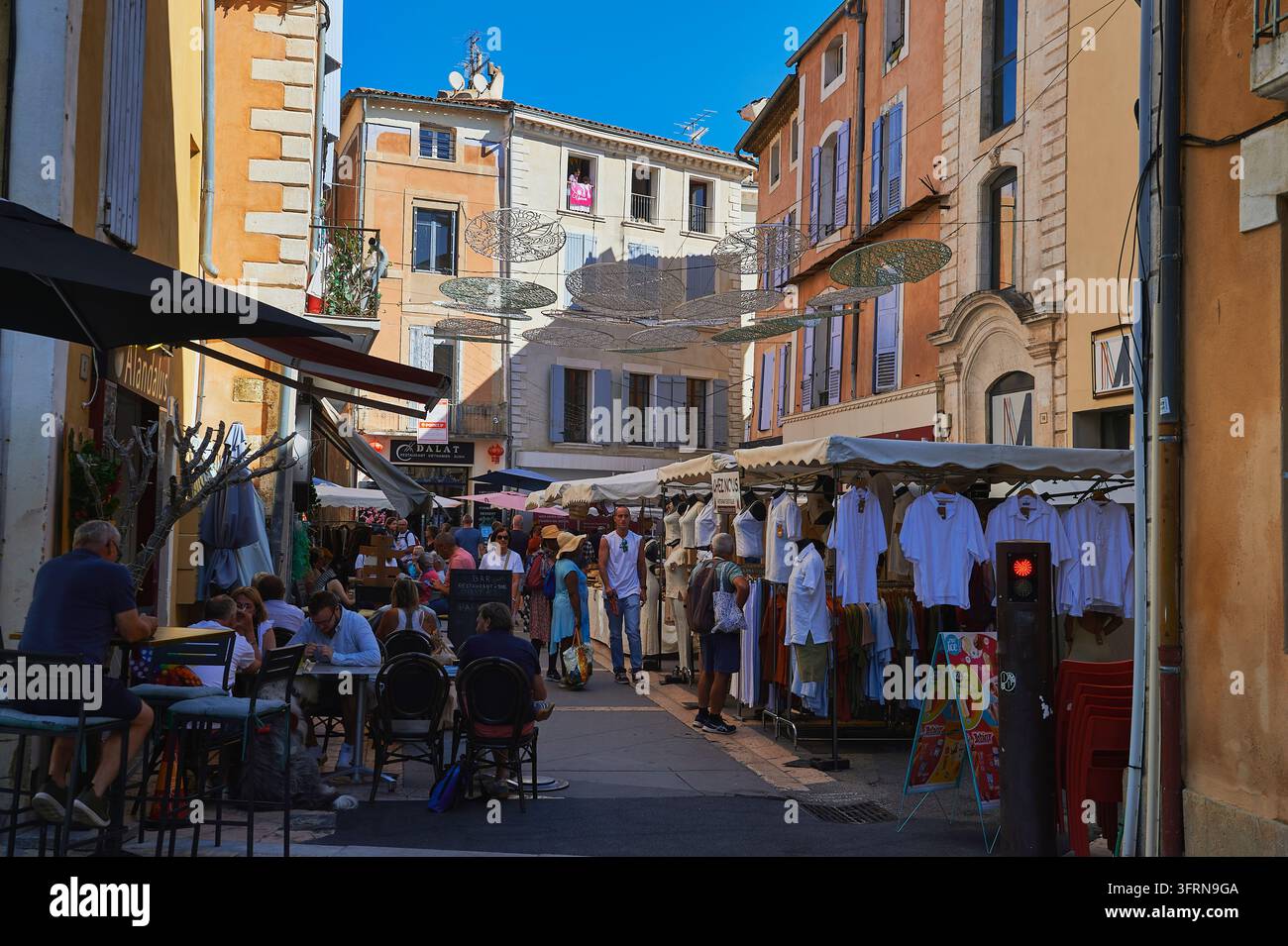 Apt (sud-est della Francia): atmosfera al mercato settimanale nelle strade del cuore storico del centro storico Foto Stock