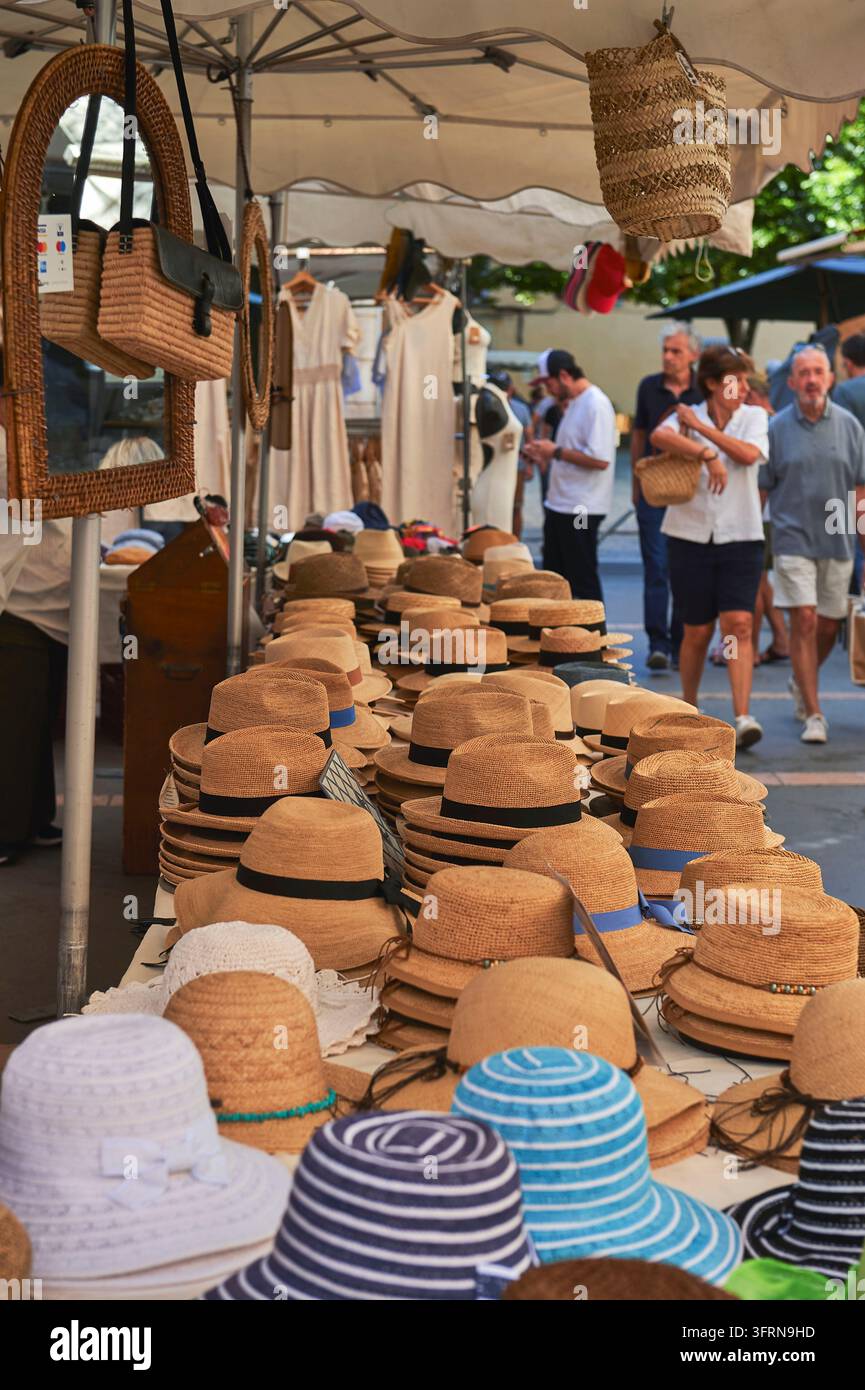 Apt (sud-est della Francia): banco di cappelli al mercato settimanale nelle strade del centro storico Foto Stock