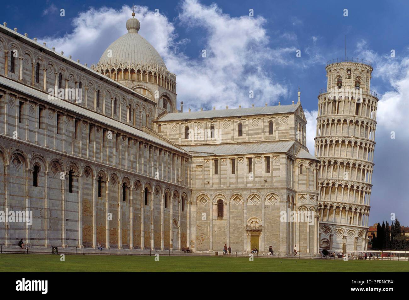 Cattedrale di Santa Maria Assunta, Piazza dei Miracoli, a destra la Torre Pendente, bianco e nero, Pisa, Toscana, Italia Foto Stock