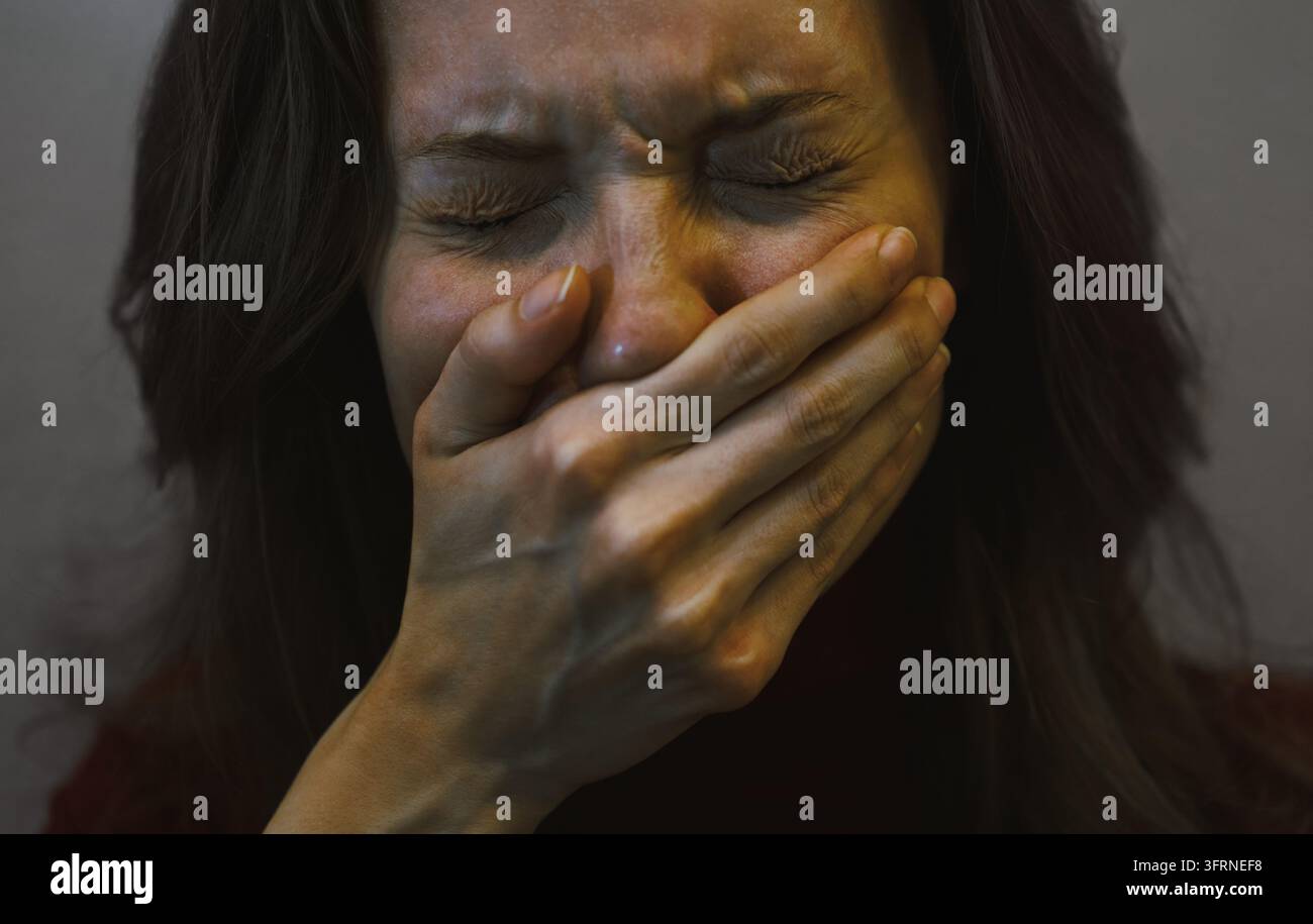 Ritratto in primo piano di una donna stressata che copre il viso con entrambe le mani, catturato in una doppia esposizione scura e sfocata. Immagine concettuale di stress, depre Foto Stock