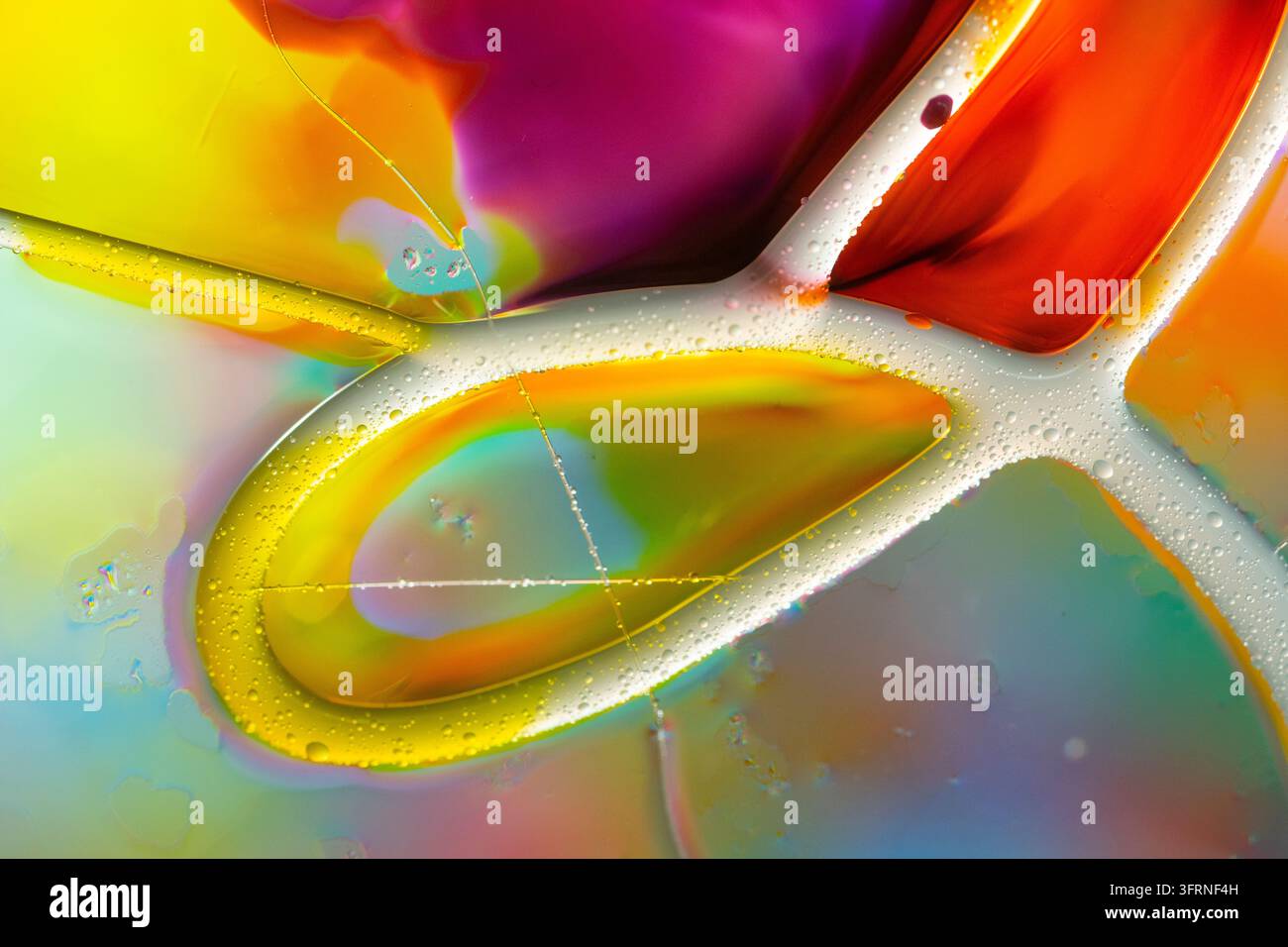Vibrante arte liquida astratta con forme traslucide fluenti, sfumature colorate, piccole bolle e texture lucide in giallo, arancione, viola e Foto Stock