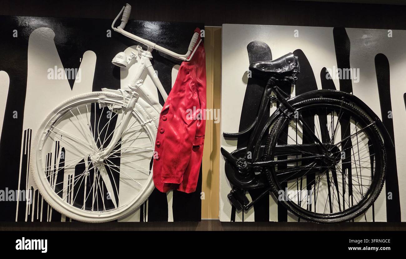 MIAMI, FLORIDA - 16 DICEMBRE 2025: Installazione di arte murale moderna con biciclette vintage bianche e nere e una giacca rossa a bordo della Symphony of the S - Immagine stock catturata con smartphone