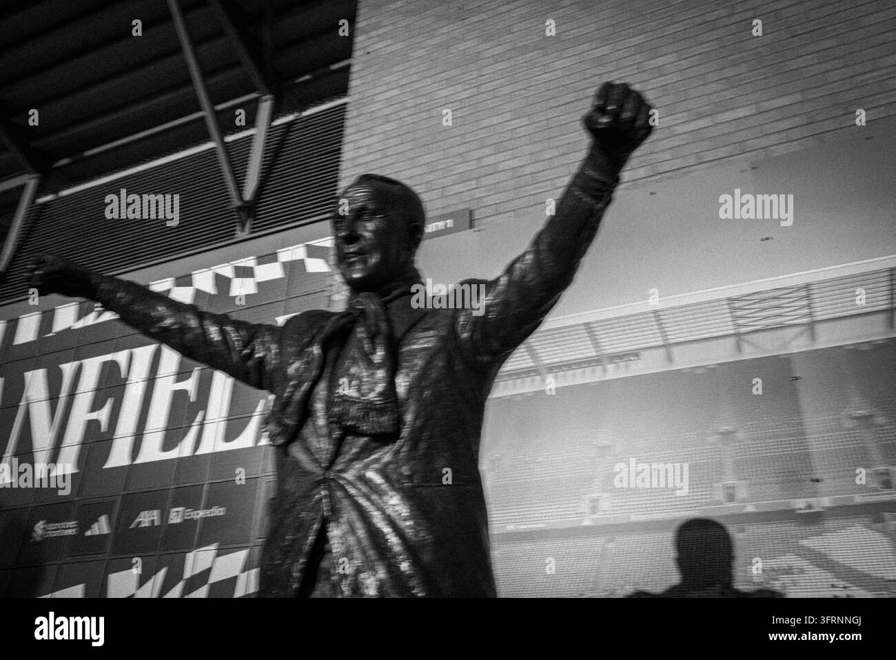 Statua di Bill Shankly fuori dal Kop allo stadio di Anfield a Liverpool, Inghilterra. Vista in bianco e nero dell'iconico monumento in bronzo che celebra il manager di calcio. Foto Stock