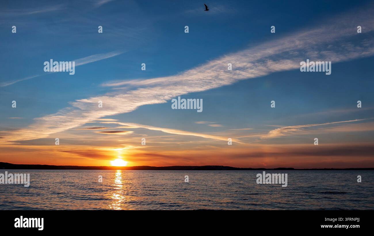 Un tramonto tranquillo al mare. Colori ricchi e caldi della sera Foto Stock
