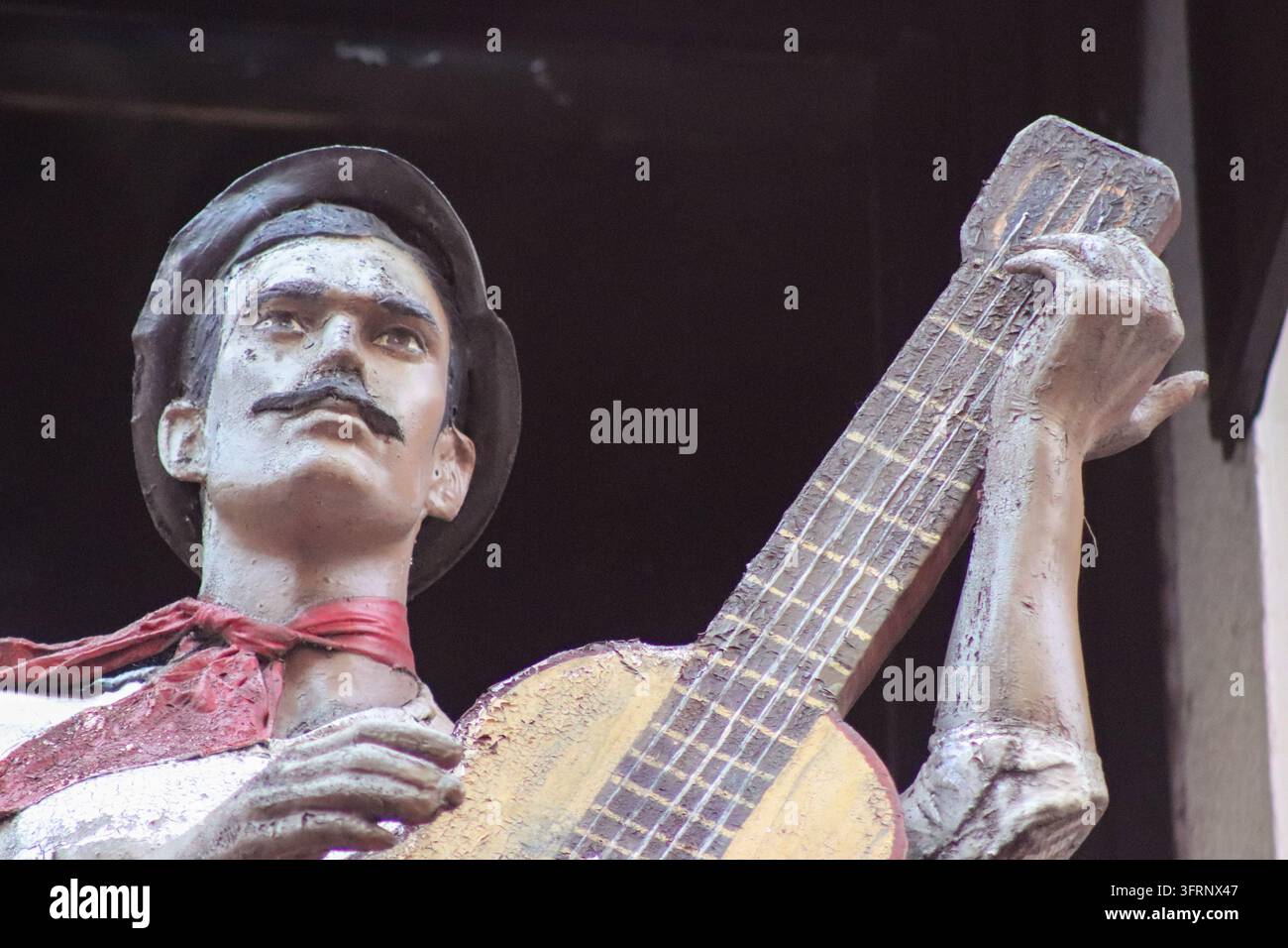 Figura decorativa di un musicista tradizionale che suona la chitarra su un balcone di un ristorante vicino a Corso Corrientes a Buenos Aires, Argentina. Foto Stock