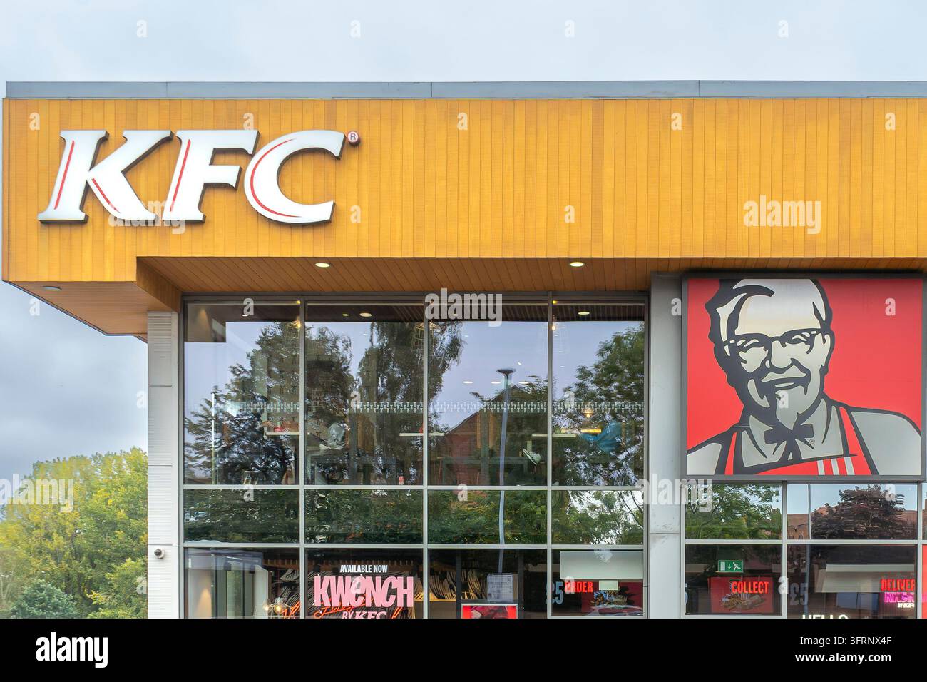 Vista esterna di un ristorante KFC che mostra il cartello principale dell'edificio. Foto Stock