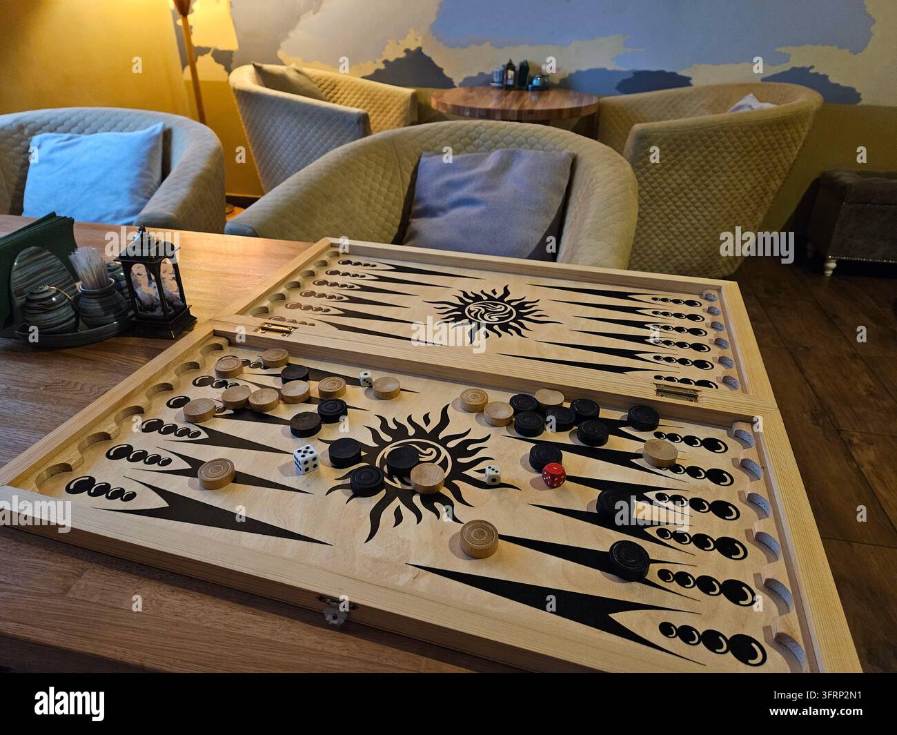 Backgammon nei caffè. Tavola di legno con pezzi neri e bianchi sopra. Ci sono due lati della tavola Shesh Besh o tavla Foto Stock