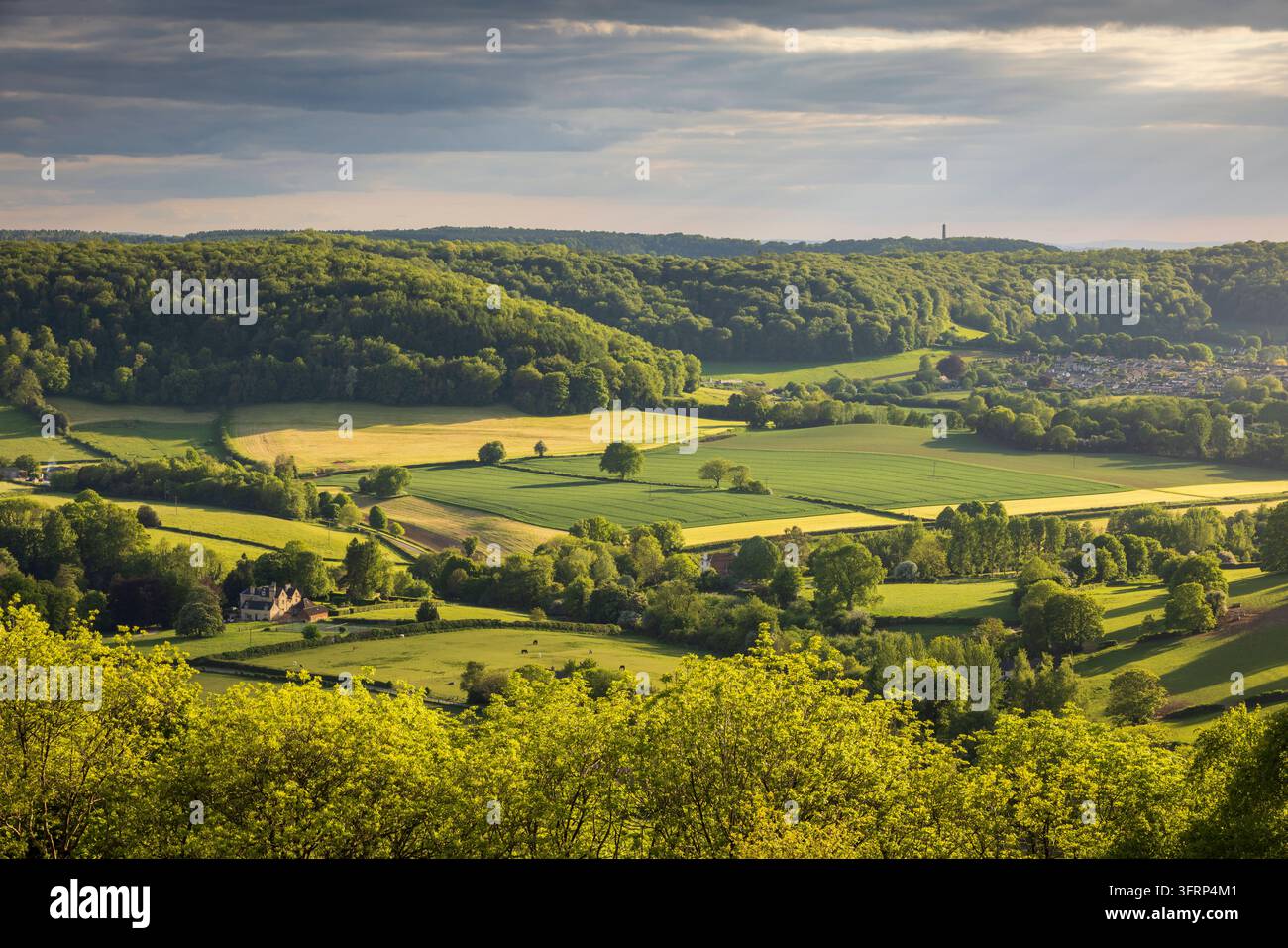 Viste panoramiche dei Cotswolds dal forte collinare di Uley Bury, Gloucestershire, Inghilterra. Primavera (maggio) 2026. Foto Stock
