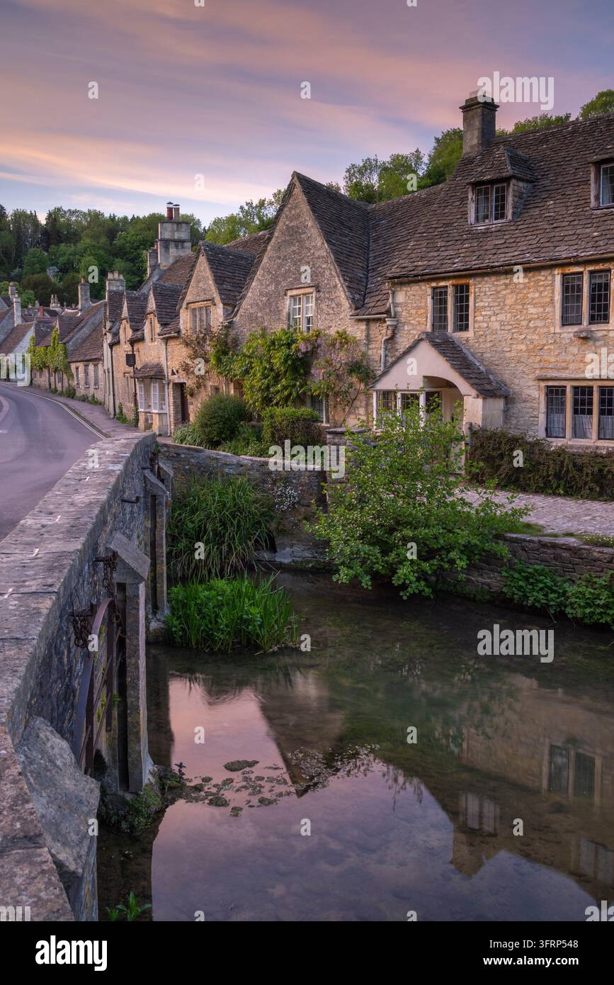 Tramonto nell'idilliaco villaggio dei Cotswolds di Castle Combe, Wiltshire, Inghilterra. Primavera (maggio) 2026. Foto Stock