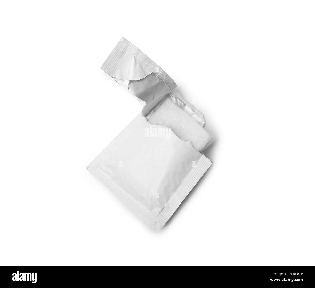 Busta di salviette umidificate, confezione aperta isolata su sfondo bianco. Con percorso di ritaglio Foto Stock