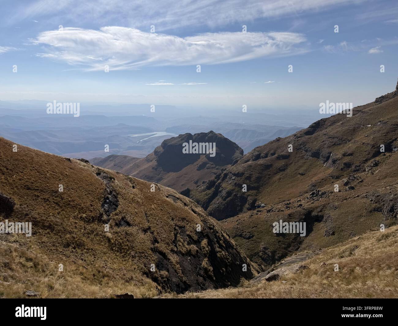 Escursionisti che attraversano un passo remoto del Drakensberg, fotografati nella catena montuosa del Drakensberg in Sudafrica. - Immagine stock catturata con smartphone