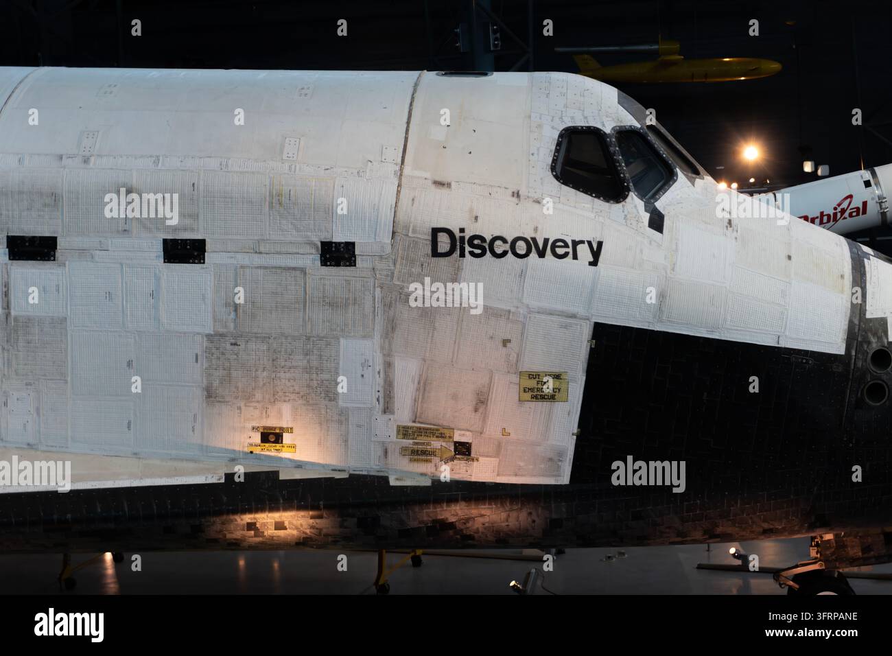 Fusoliera anteriore e finestrino di cockpit dello Space Shuttle Discovery esposti al Centro Udvar-Hazy Foto Stock