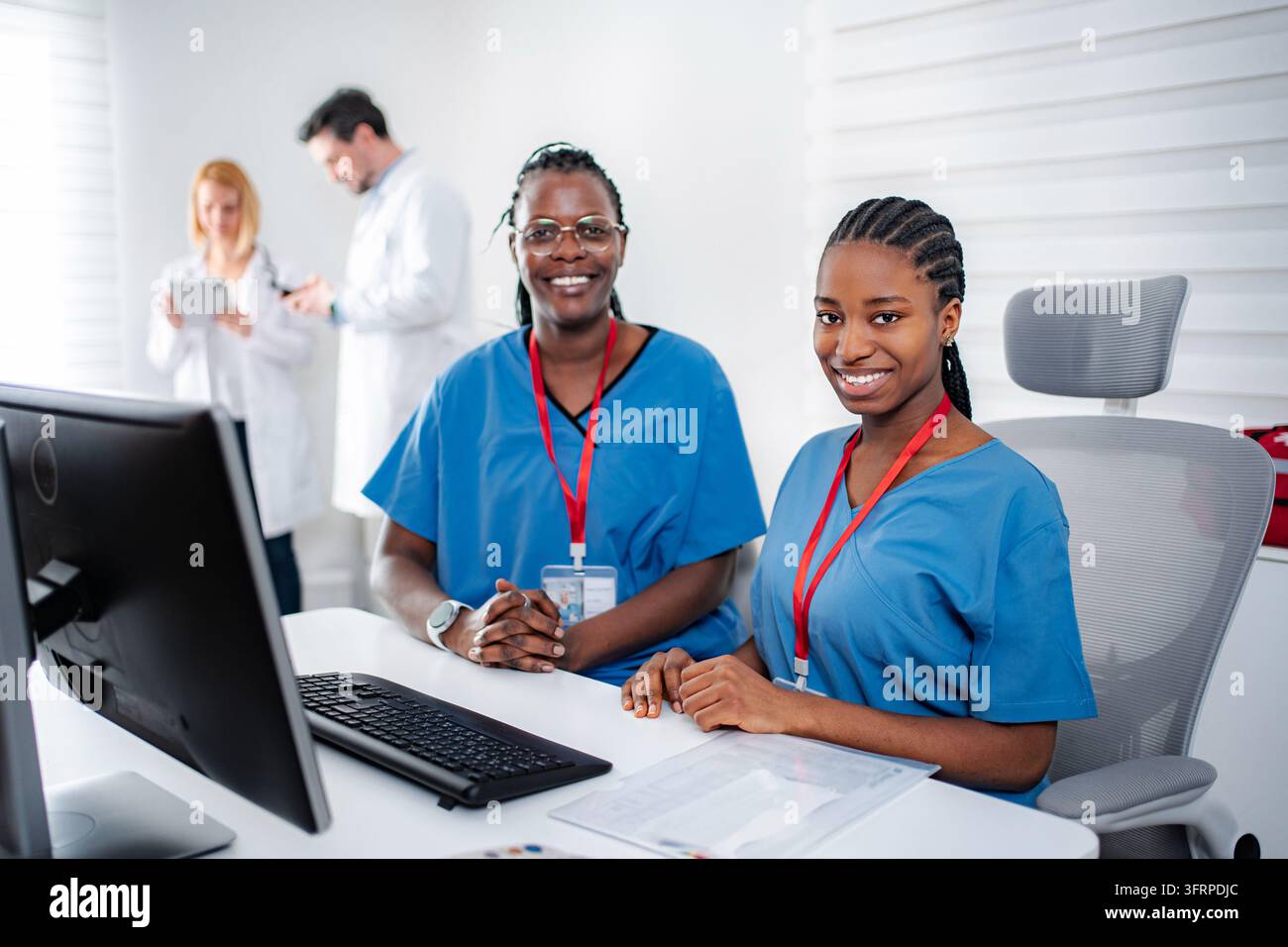 Personale medico diversificato che lavora alla reception dell'ospedale Foto Stock