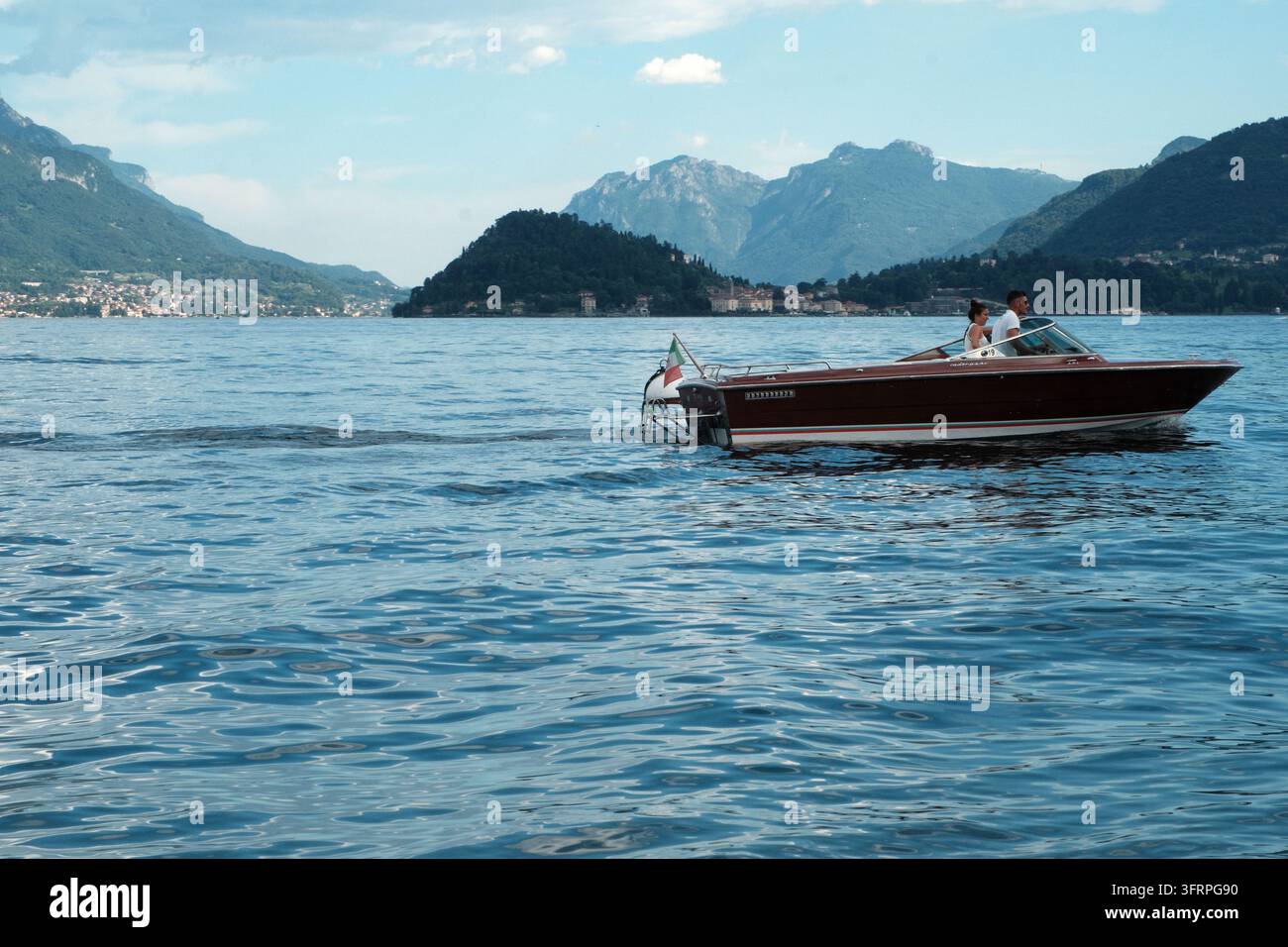Runabout classico in legno o in stile retrò (come un Riva o un Colombo) del tipo tradizionalmente trovato sul Lago di Como. La spiaggia di Lerey (Spiaggia di Lerey) Foto Stock