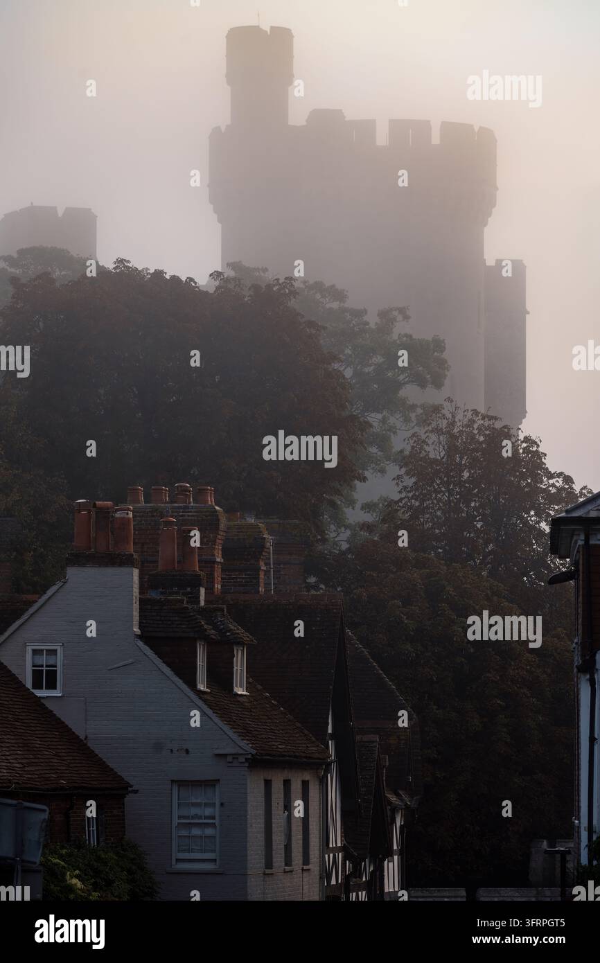 Il castello di Arundel che si erge attraverso la nebbia Foto Stock