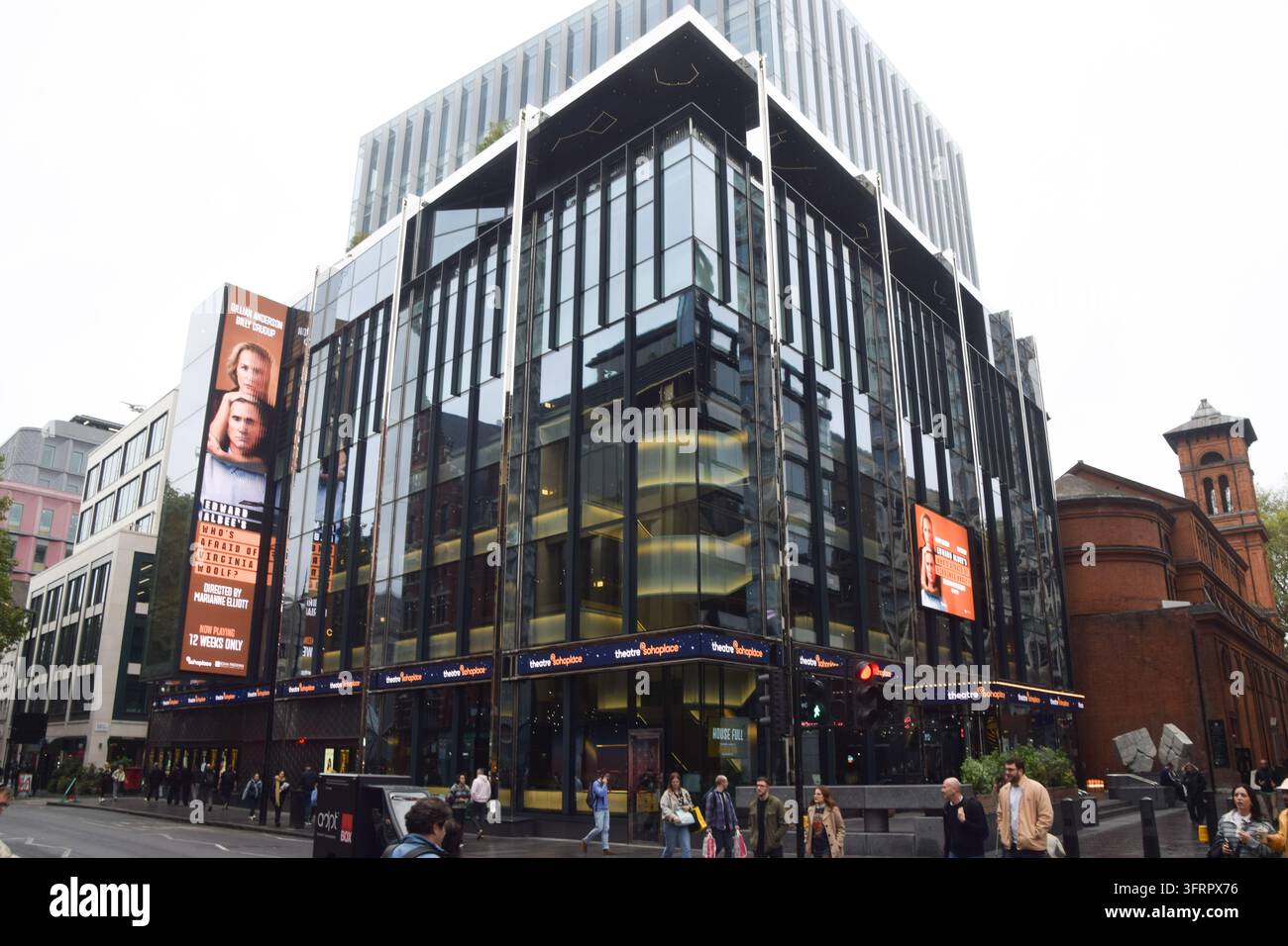Londra, Regno Unito. 12 ottobre 2026. Vista esterna di giorno del teatro @sohoplace (Soho Place) in Charing Cross Road, che mostra Chi ha paura di Virginia Woolf? con Gillian Anderson. Credit: Vuk Valcic/Alamy Foto Stock