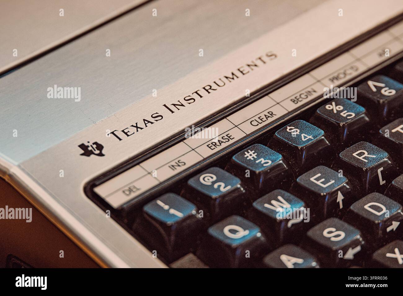 2 agosto 2026, museo Yandex, Belgrado, Serbia: Primo piano della tastiera e dell’involucro in metallo spazzolato di una calcolatrice programmabile vintage di Texas Instruments Foto Stock