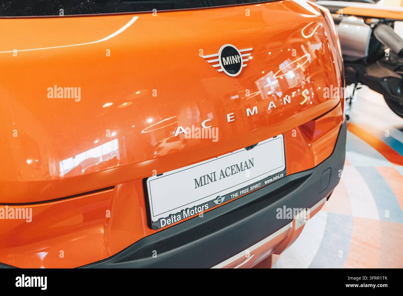 2 agosto 2026, Belgrado, Serbia: Bagagliaio posteriore di un’auto elettrica MINI Aceman S arancione, che mostra il logo del marchio, il nome del modello e la targa Foto Stock
