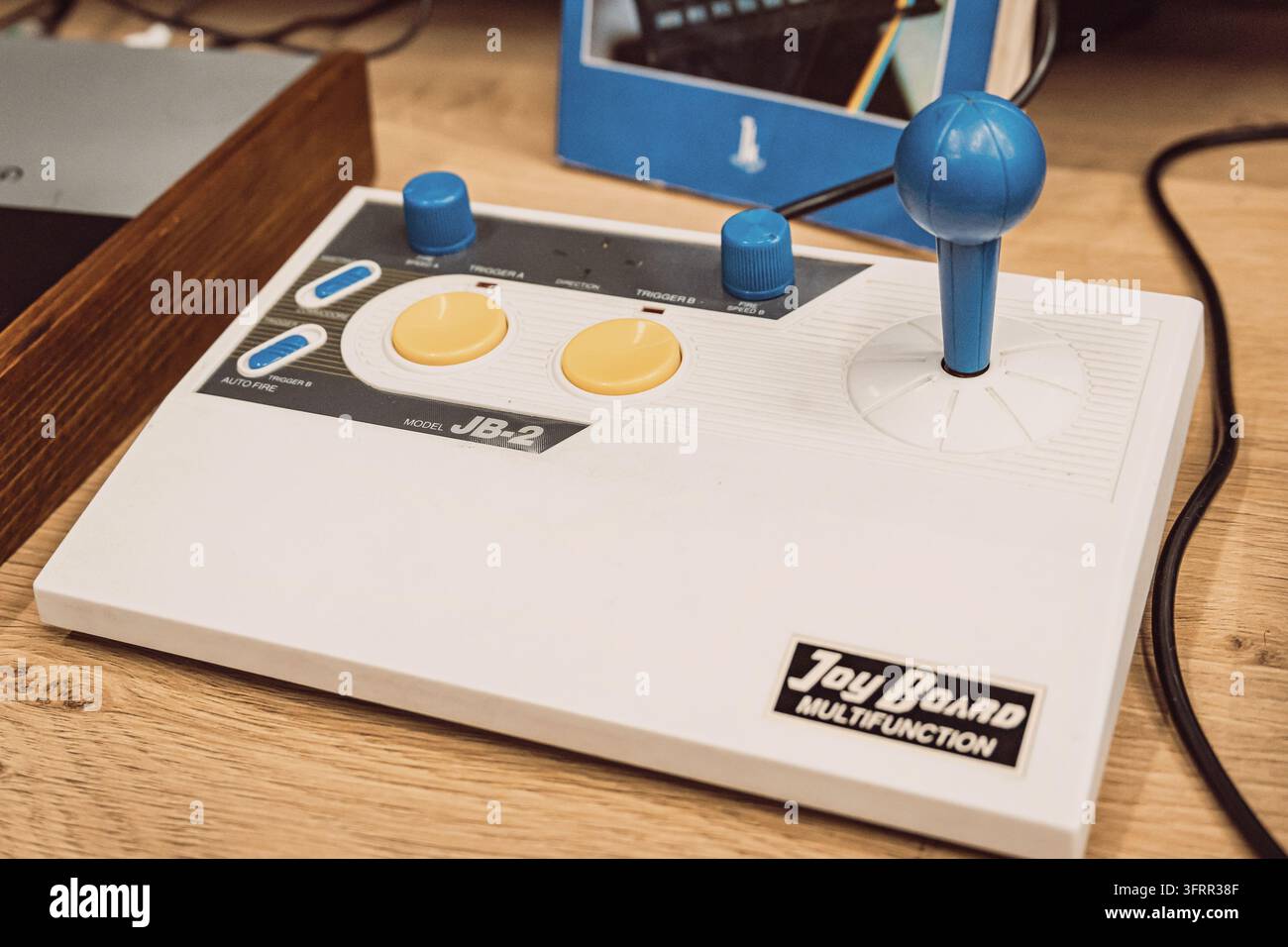 2 agosto 2026, museo Yandex, Belgrado, Serbia: controller joystick multifunzione Joy Board JB-2 su superficie di scrivania in legno tra hardware informatico vintage Foto Stock
