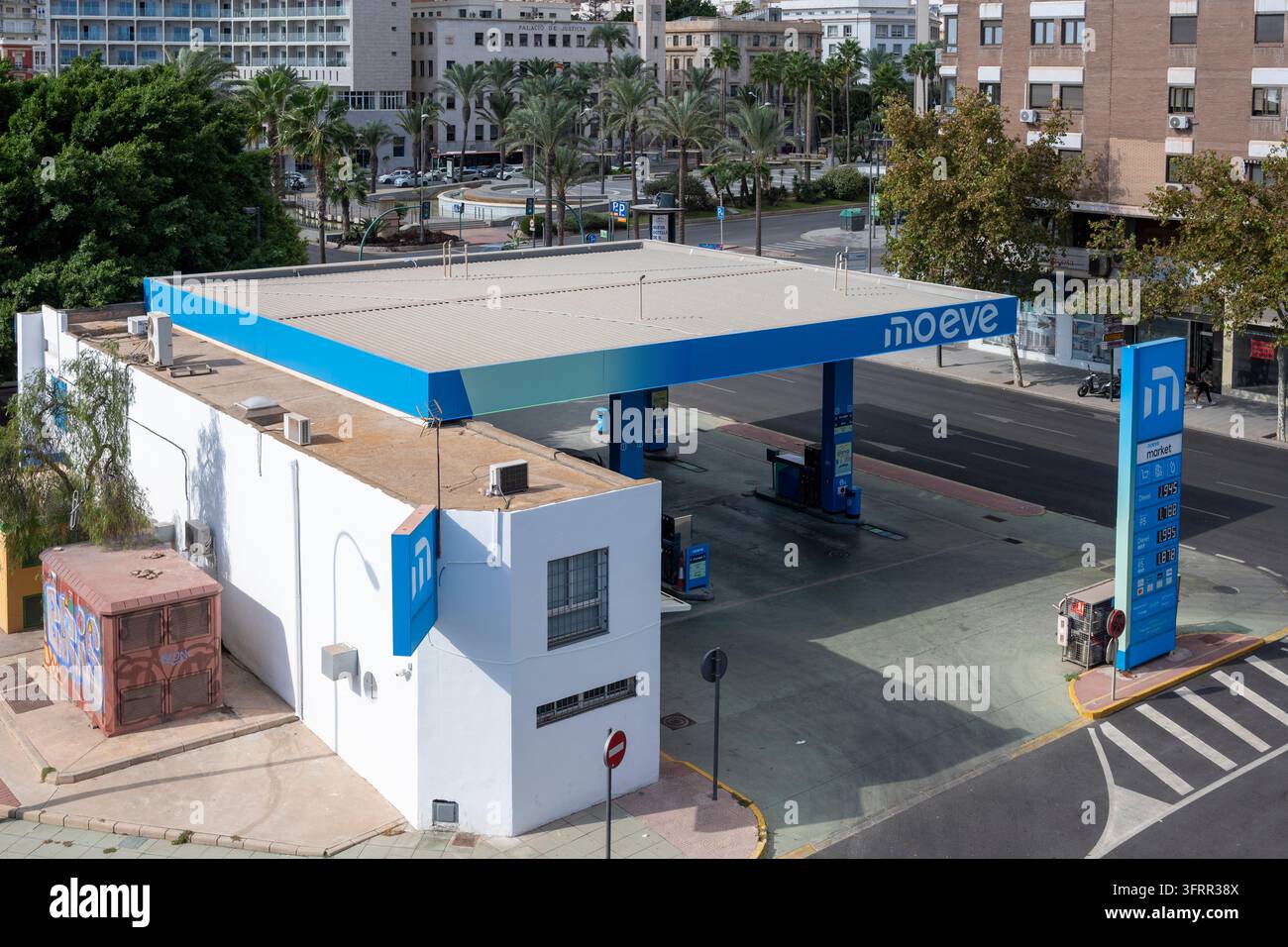 Almeria, Spagna, 9 ottobre 2026: Vista della stazione di servizio Moeve ad Almeria, Spagna. Moeve è il nuovo nome di Cepsa. Foto Stock