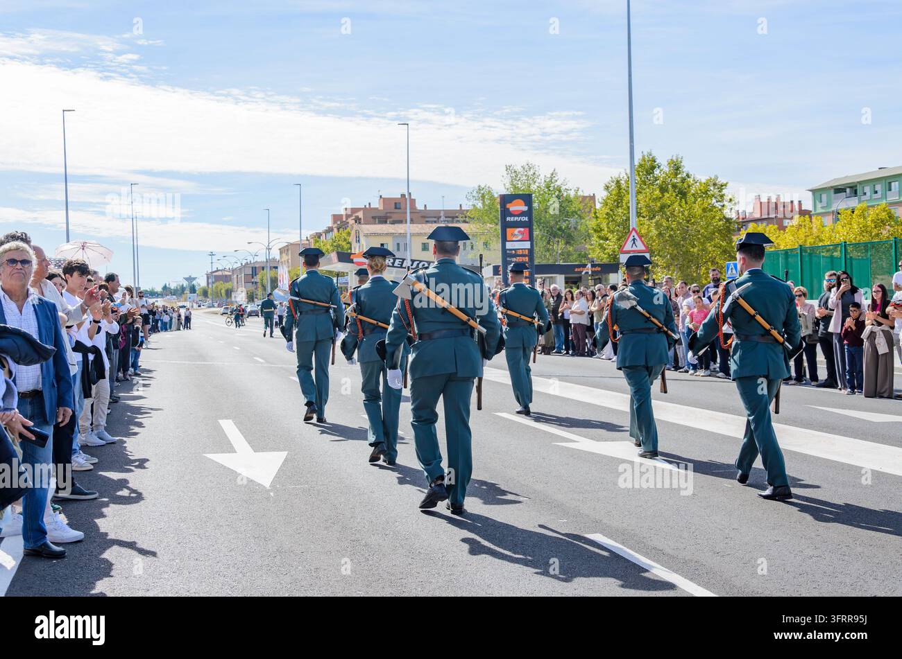 Salamanca, Spagna, 12 ottobre 2026 I membri della Guardia Civile spagnola sfilano in uniforme completa e tricorno lungo un viale urbano prima spect Foto Stock