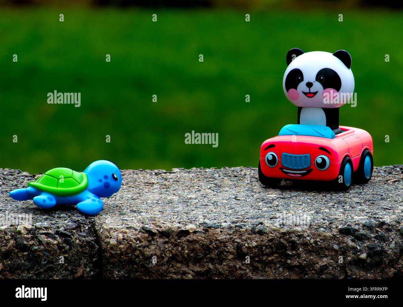 L'area selezionata mostra un panda giocattolo che guida un'auto da corsa rossa, che è il Bingo & Freddy Zoom Foto Stock