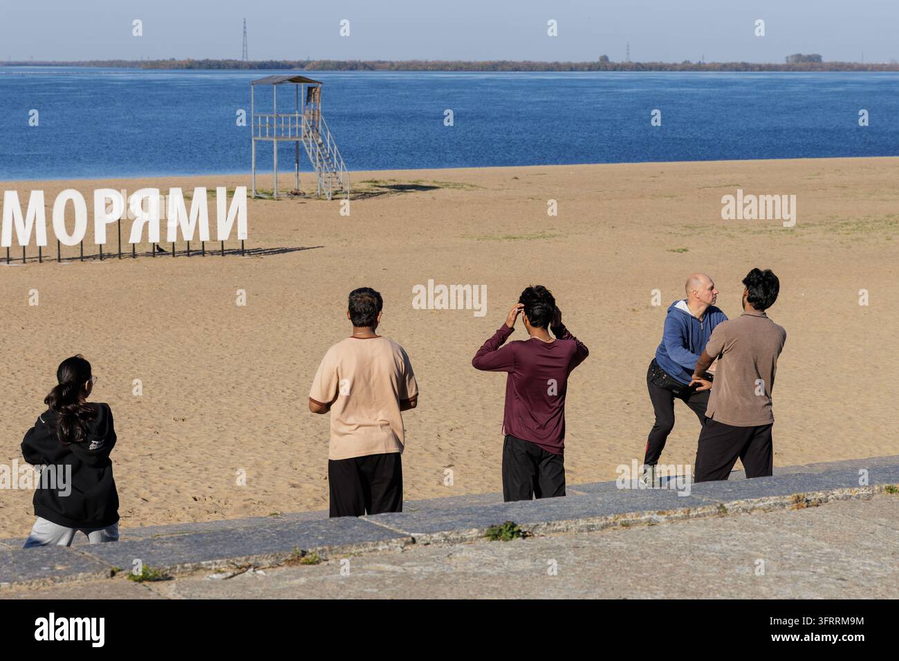 ARKHANGELSK, RUSSA - 25 SETTEMBRE 2026: Studenti stranieri dell'Università medica statale del Nord durante una lezione di educazione fisica sulla spiaggia della città. Foto Stock