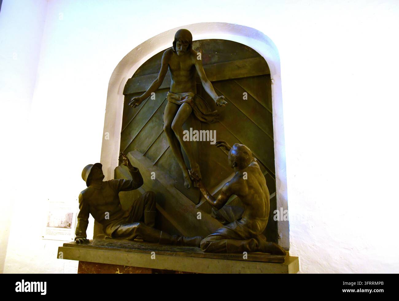 Scultura di Gesù Cristo con un soldato tedesco supplicante, scultura commemorativa dei caduti della Prima Guerra Mondiale, nella Chiesa della Santa Trinità. Worms, Renania-Palatinato Foto Stock