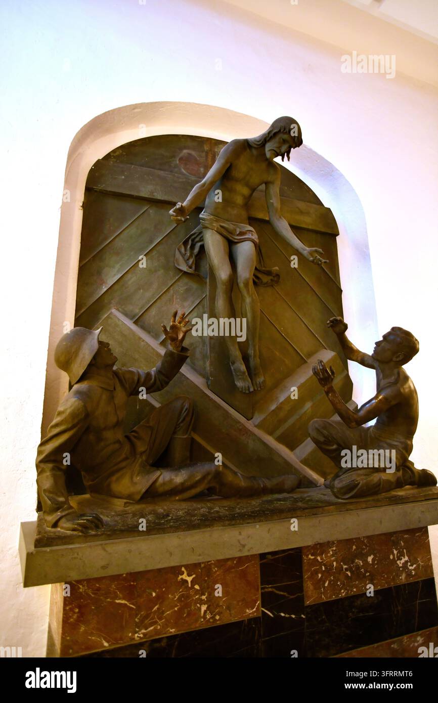 Scultura di Gesù Cristo con un soldato tedesco supplicante, scultura commemorativa dei caduti della Prima Guerra Mondiale, nella Chiesa della Santa Trinità. Worms, Renania-Palatinato Foto Stock
