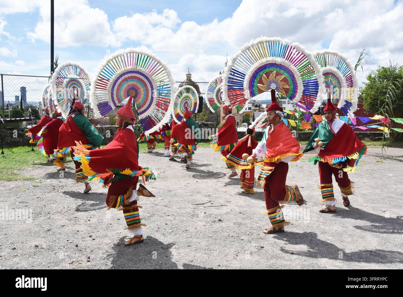 Ballerini indigeni eseguono la danza chiamata Tepoxtequihuaque durante la Fiesta de Pueblos Indios a Tlaxcalancingo, Puebla, Messico. Foto Stock