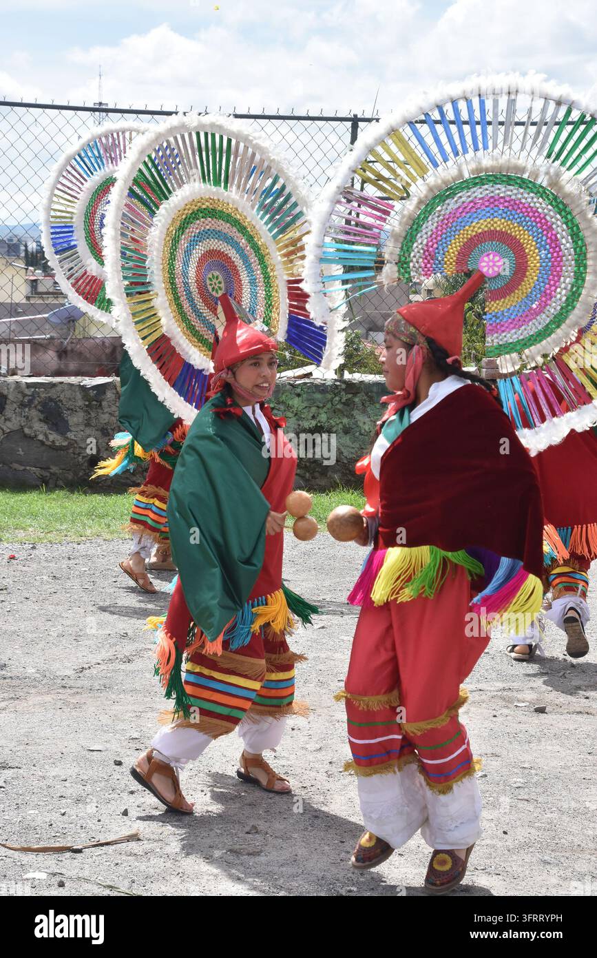 Ballerini indigeni eseguono la danza chiamata Tepoxtequihuaque durante la Fiesta de Pueblos Indios a Tlaxcalancingo, Puebla, Messico. Foto Stock