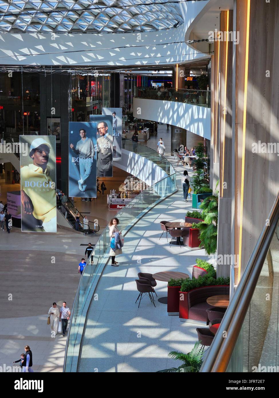 SOCHI - 5 MAGGIO 2025: Centro commerciale con molte persone che camminano. Ci sono alcuni cartelli appesi di abiti italiani Boggi Foto Stock