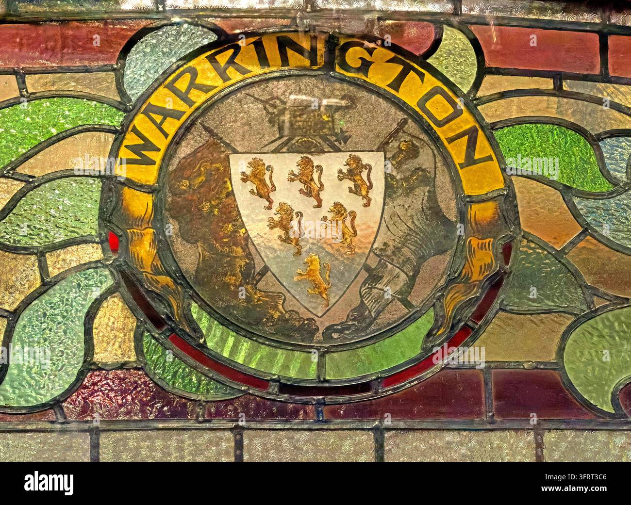 Vetro colorato dello stemma vittoriano di Warrington, Warrington, Regno Unito. Foto Stock