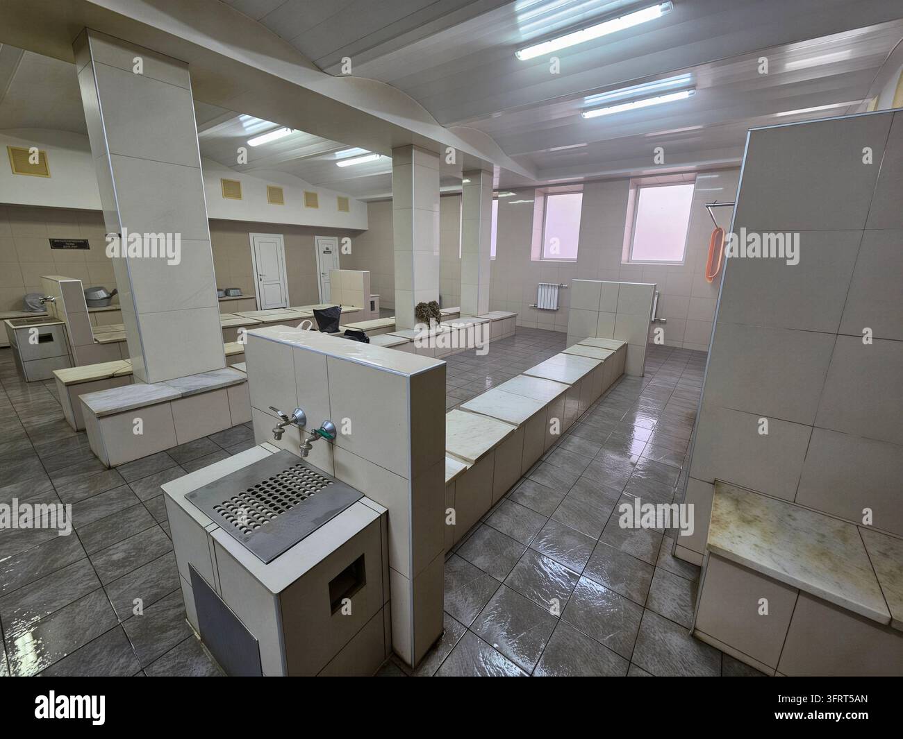MOSCA - 22 GIUG 2025: Grande stanza da bagno pubblica con lavandino e toilette. Ci sono diverse panchine nella stanza. La stanza è molto pulita Foto Stock