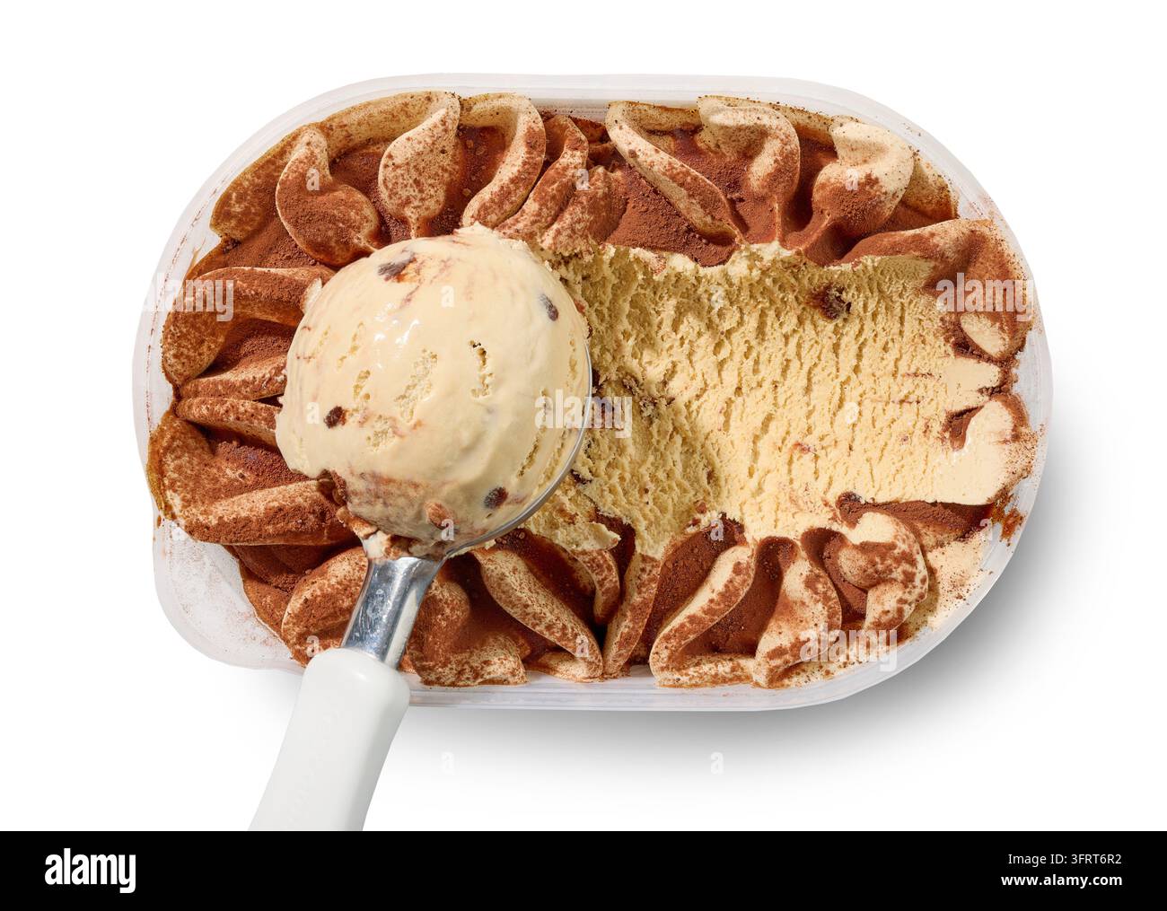 Confezione di gelato al tiramisu aperta, isolata su sfondo bianco, vista dall'alto Foto Stock