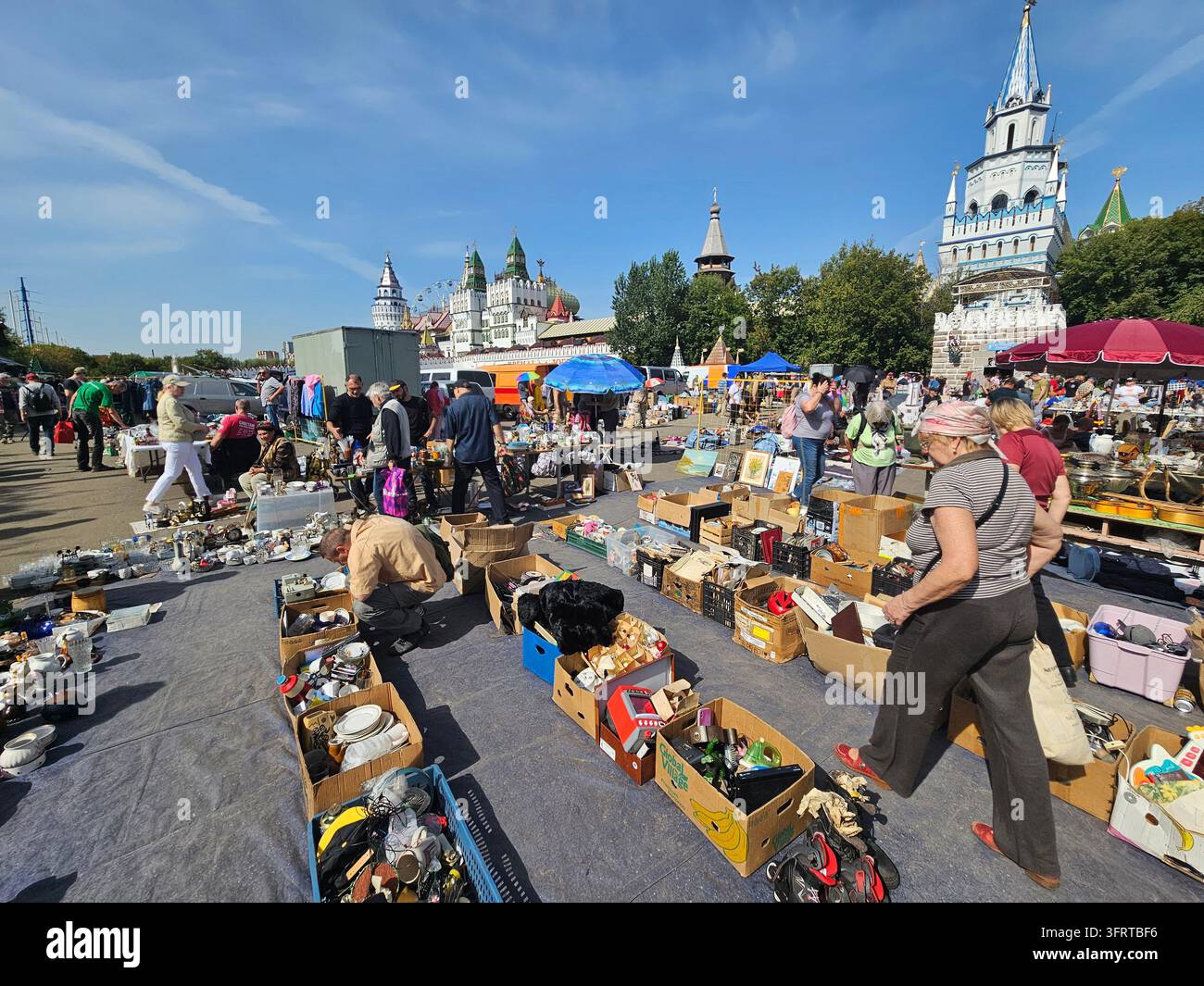 Mosca, Izmailovo - 30 agosto 2025: Mercato affollato con persone che fanno la spesa e venditori che vendono le loro merci. L'atmosfera è vivace e frenetica Foto Stock