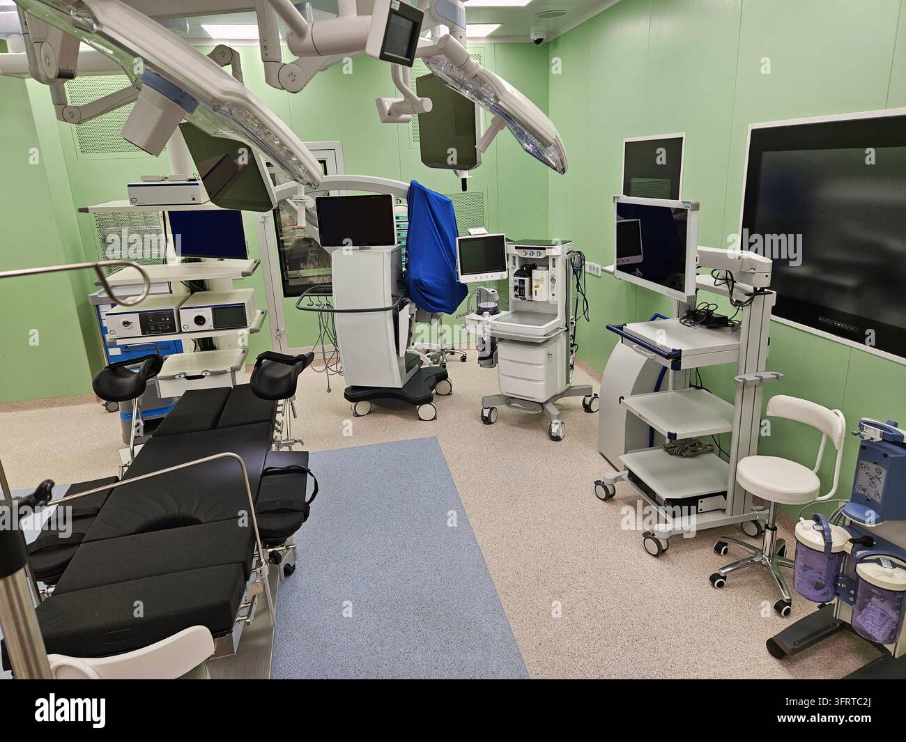 Mosca – 07 set 2025: Camera d'ospedale con un grande monitor a parete. La stanza è piena di apparecchiature mediche e ha un'atmosfera sterile e clinica Foto Stock