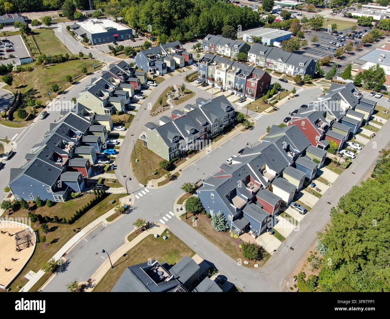 Vista aerea con drone di un moderno quartiere di ville a schiera nella periferia di Wake Forest Foto Stock