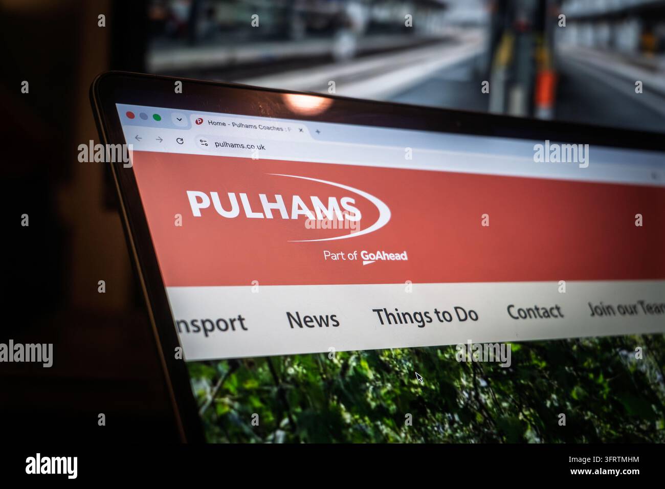 LONDRA, REGNO UNITO - 11 AGOSTO 2026: Pulhams Coaches sul loro sito web. Pulhams è un operatore britannico di autobus e pullman con sede nelle Cotswolds, Gloucestershire e Ox Foto Stock