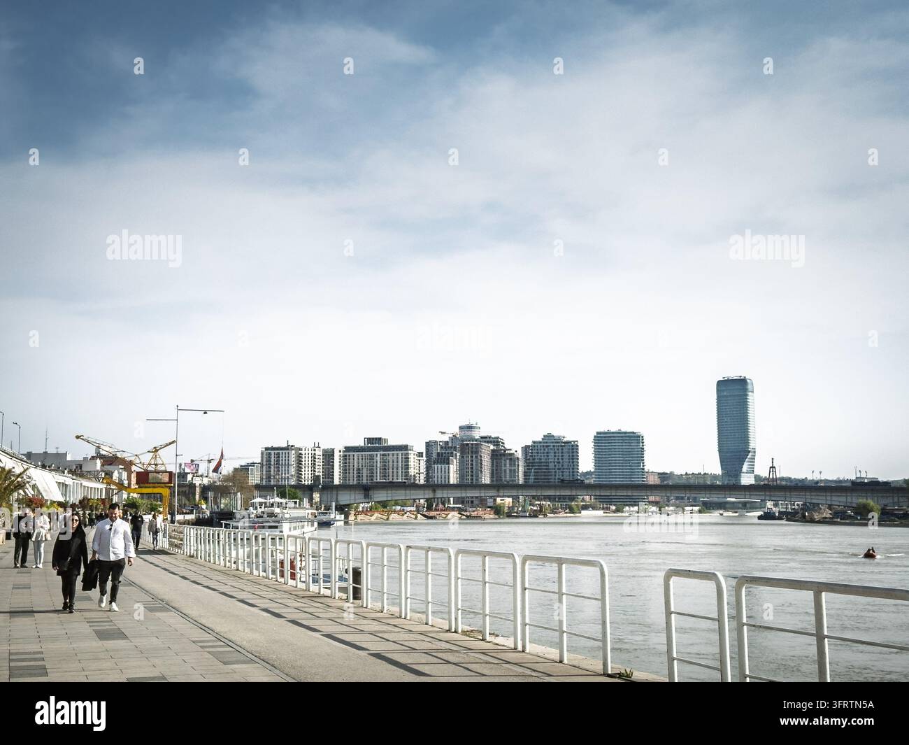 BELGRADO, SERBIA - 12 APRILE 2026: Le torri Belgrade Waterfront si ergono accanto al fiume Sava, a Belgrado, in Serbia, un progetto di riqualificazione associato a Foto Stock