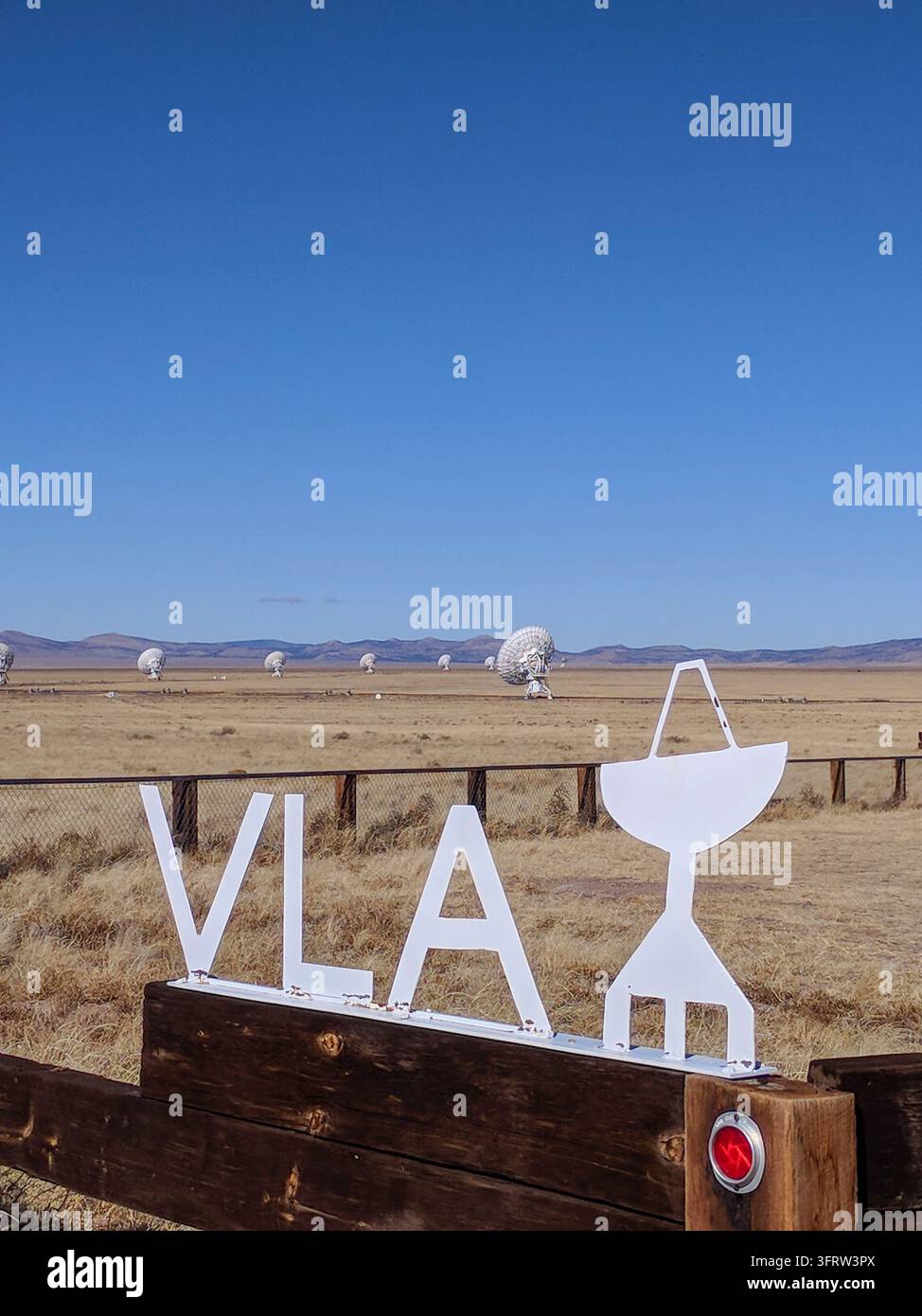 Il Karl G. Jansky Very Large Array, un osservatorio di astronomia radio, ha 28 telescopi che viaggiano su binari ferroviari posati nelle Plains di San Agustin. Foto Stock