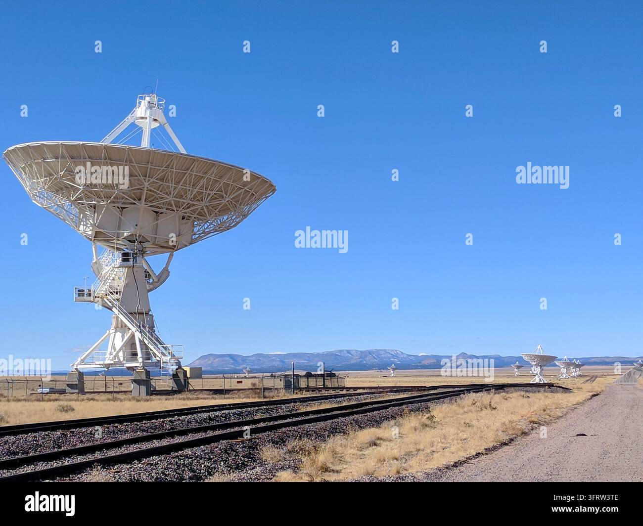 Il Karl G. Jansky Very Large Array, un osservatorio di radioastronomia, ha 28 telescopi che viaggiano su binari ferroviari posati nelle Plains di San Agustin Foto Stock
